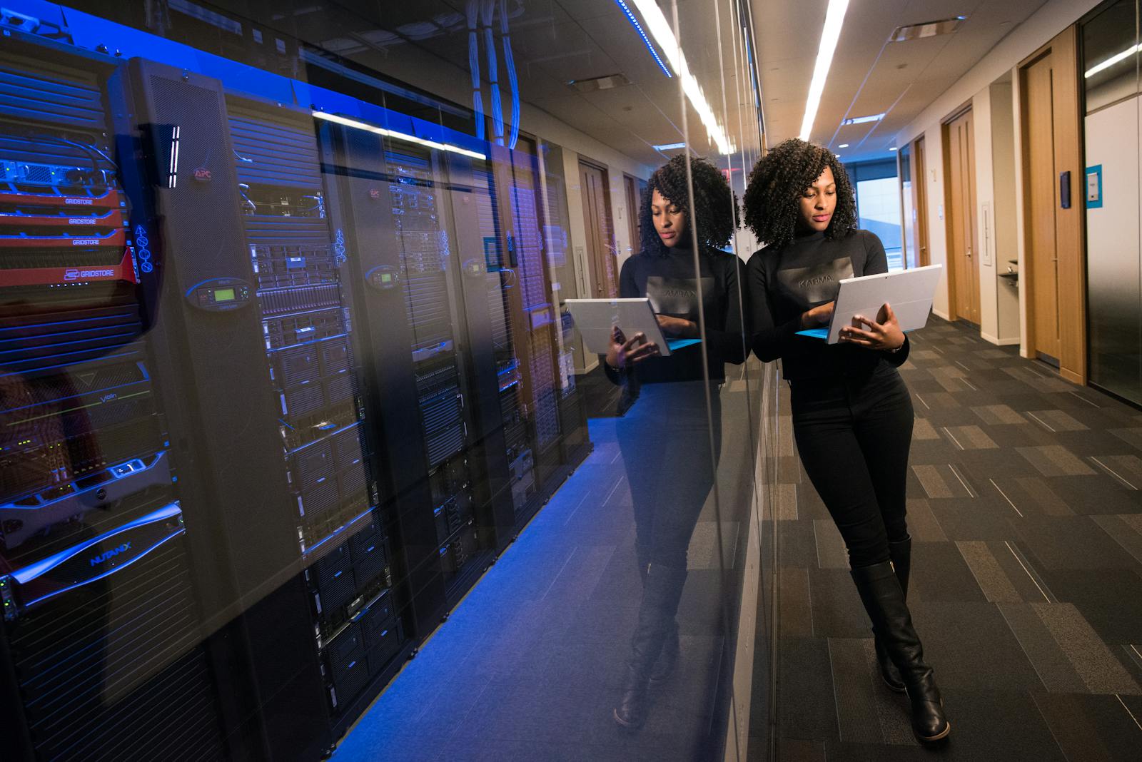 Engineer reviewing Azure Site Recovery replication health dashboard