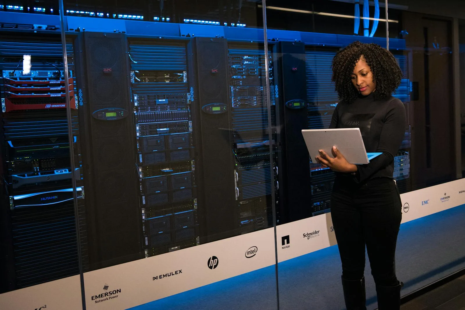 GR IT Services engineer working on a managed server in a Dubai data centre